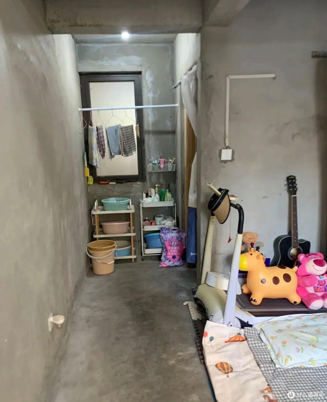 四川一姑娘，因直接入住毛坯房走红，花费仅1万，那叫一个高级
