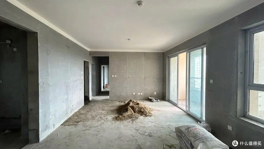 四川一姑娘，因直接入住毛坯房走红，花费仅1万，那叫一个高级