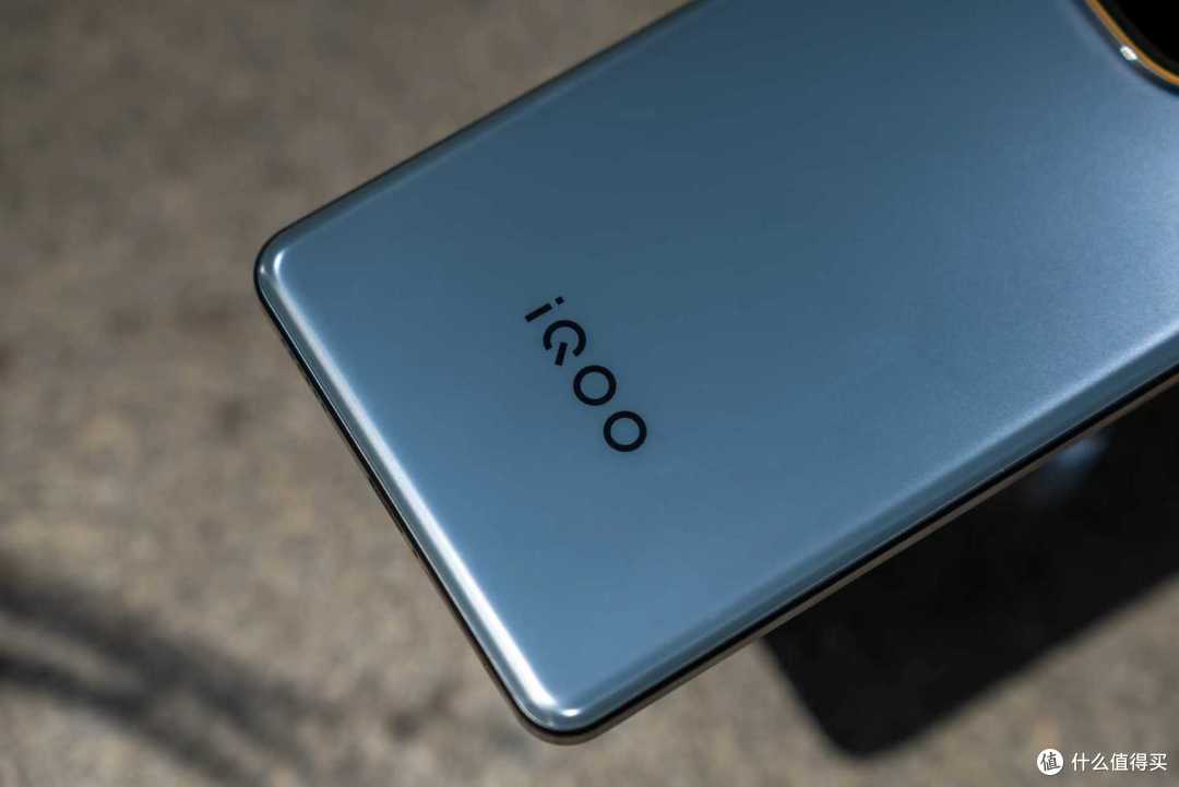 性价比足了！iQOO Z10 Turbo+上手：2000不到就能买到的游戏旗舰