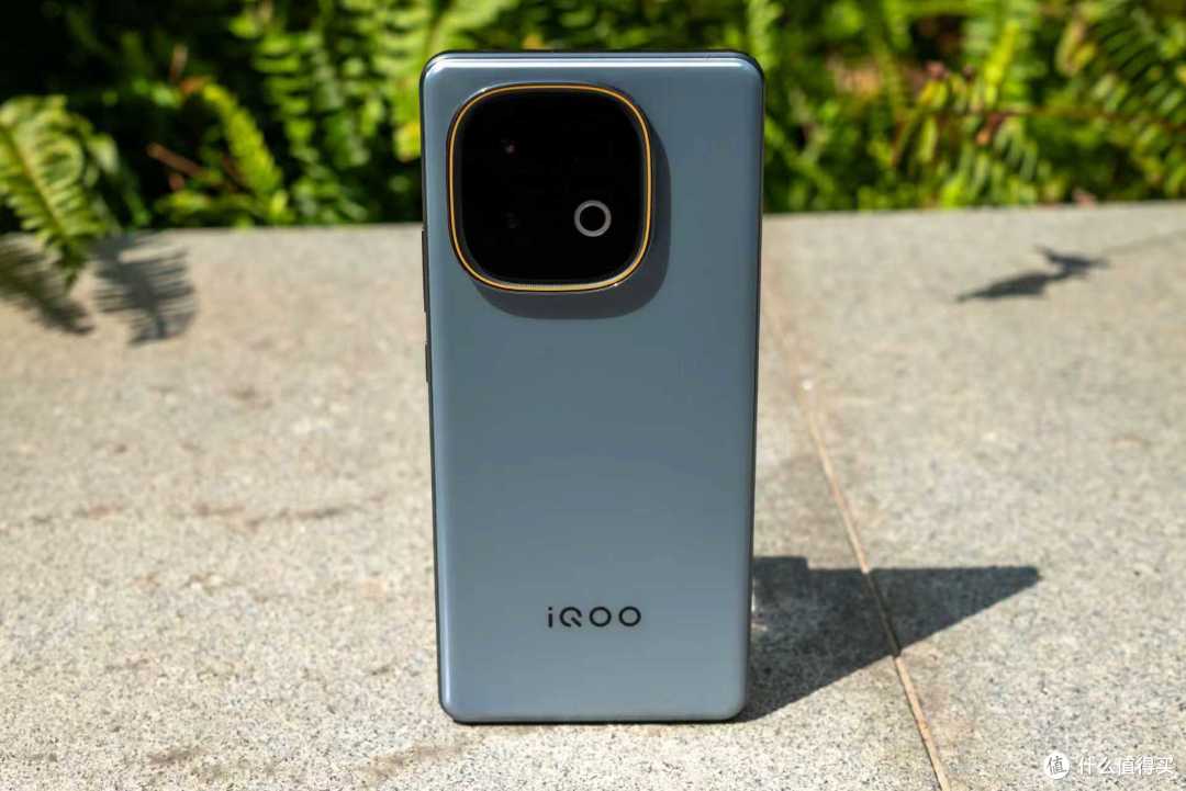 性价比足了！iQOO Z10 Turbo+上手：2000不到就能买到的游戏旗舰