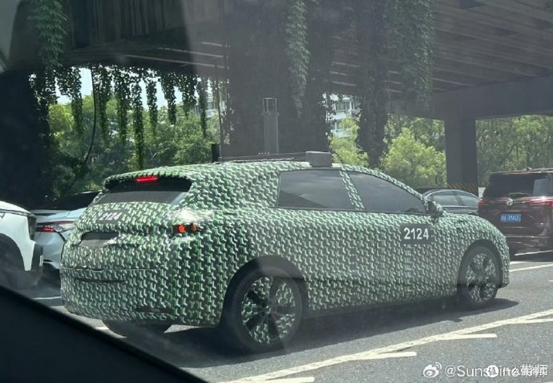 零跑也要投华为了？零跑旗舰D系列谍照曝光，2026年一季度量产