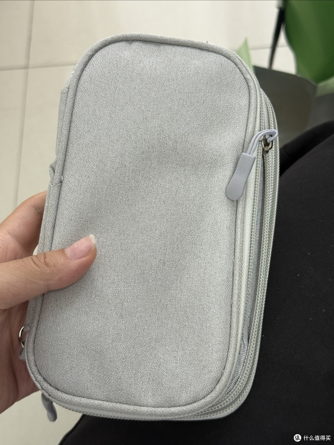 手机数码收纳包:双层设计实用性强