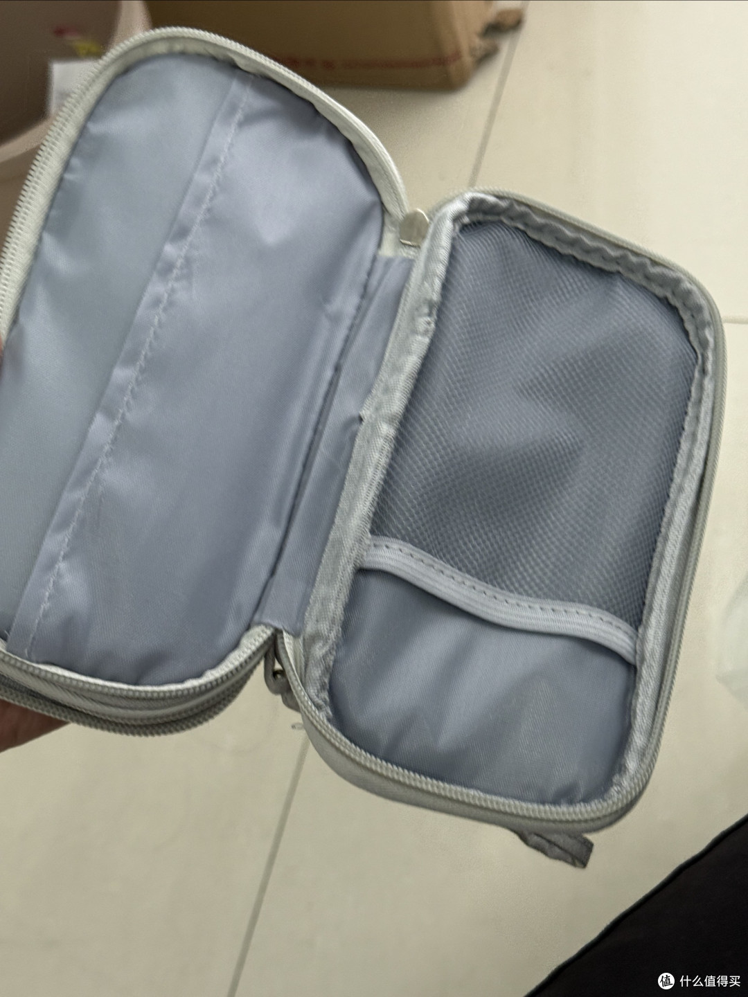手机数码收纳包:双层设计实用性强