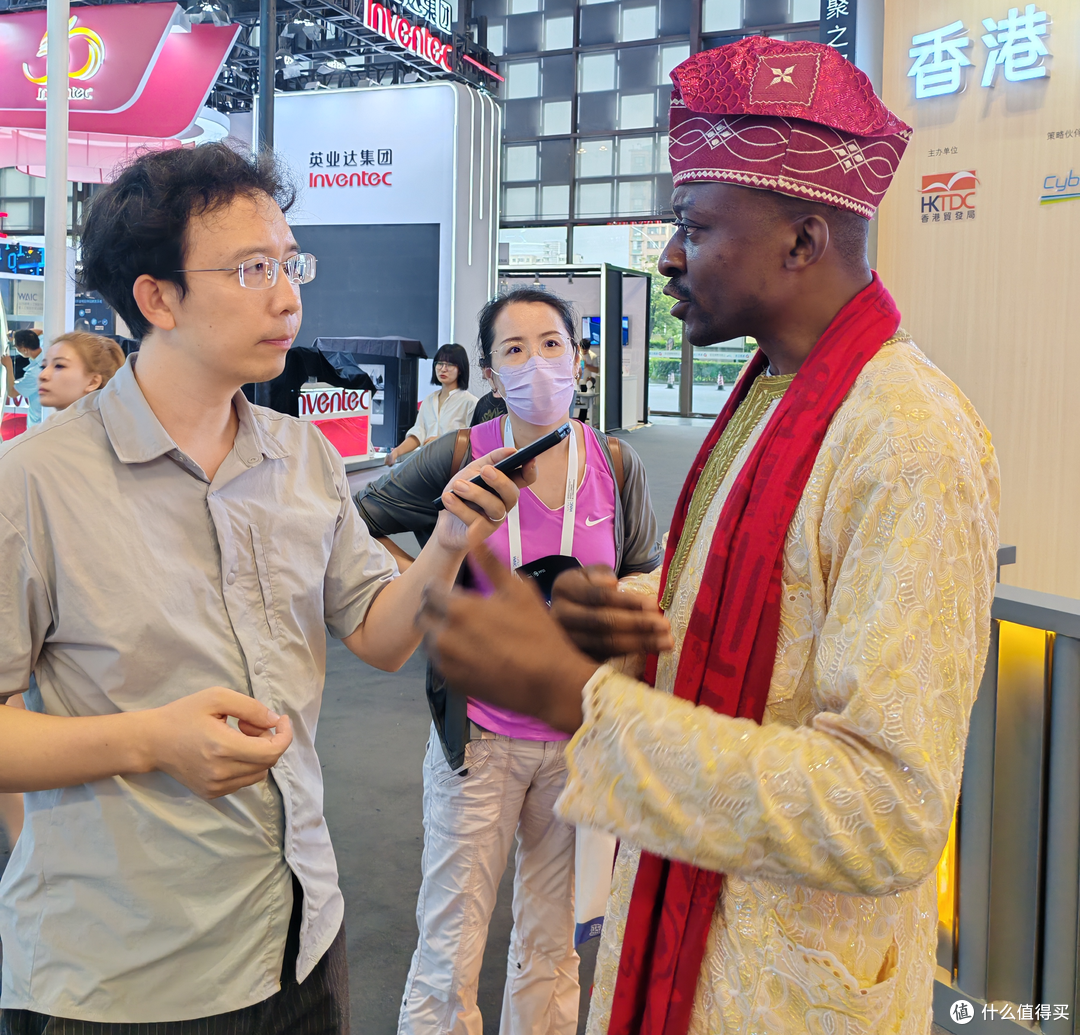 图说：非洲学术博士全球组织主席欧弟·以利亚在世博展览馆H2展区接受新京报贝壳财经记者采访。（共工社记者廖红麟 摄）