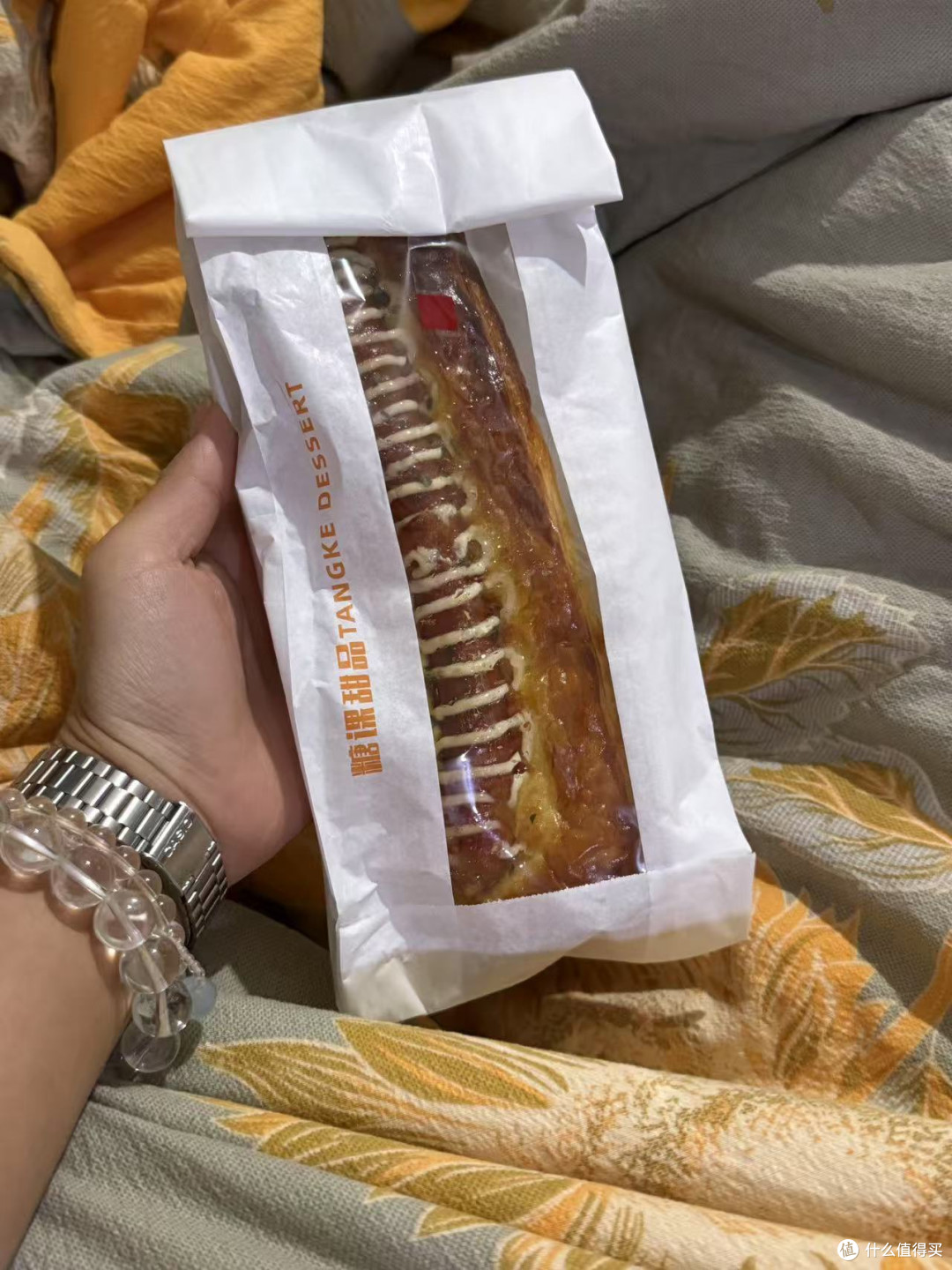 混合夹心火腿的丹麦热狗面包