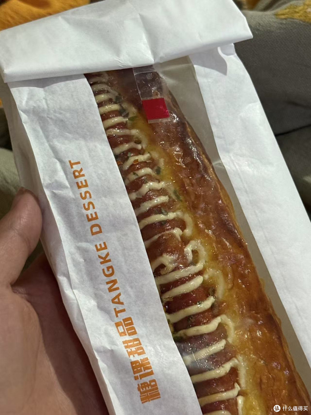混合夹心火腿的丹麦热狗面包