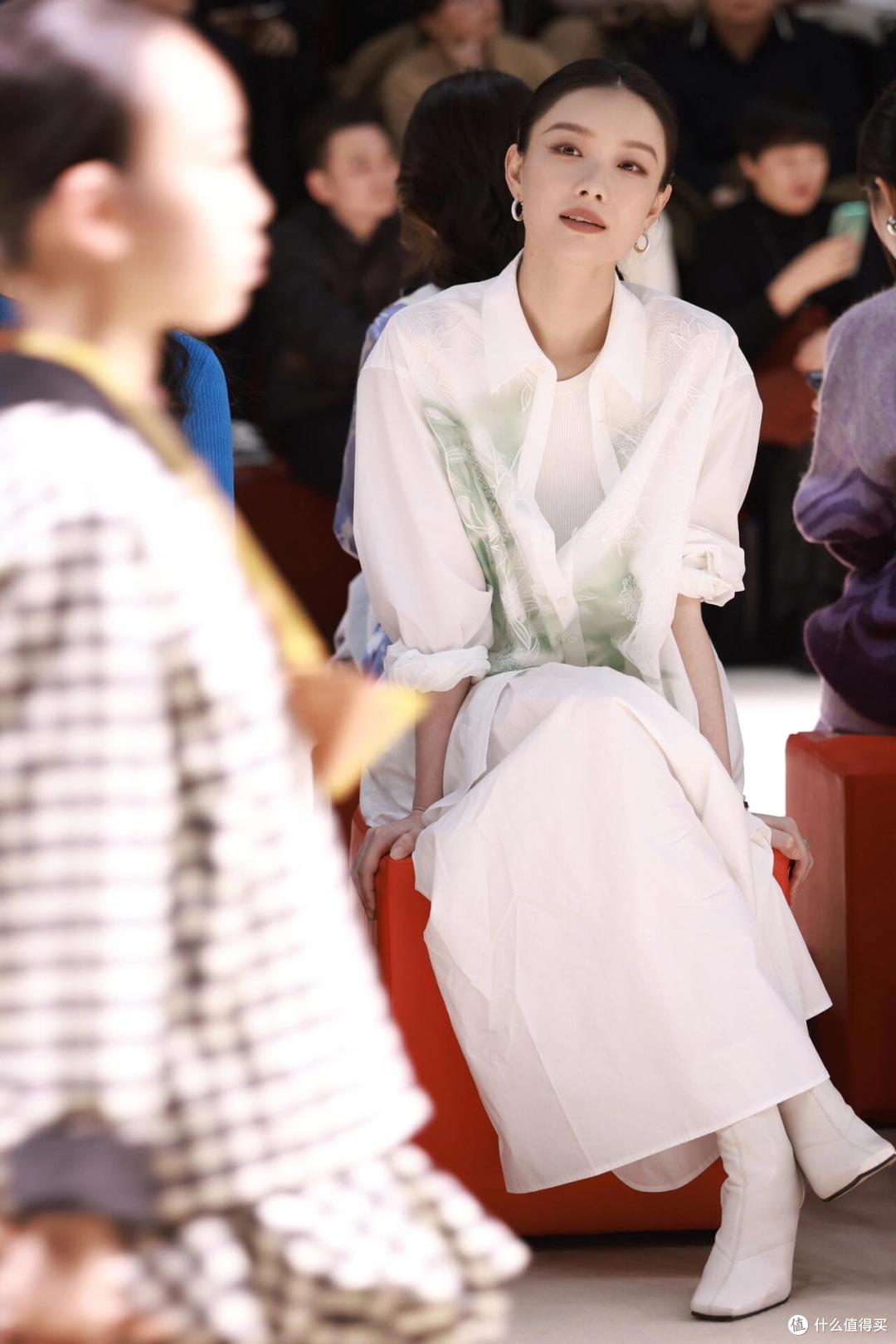 建议中年女人：衣服“买精不买杂”，这5个品牌不输香奈儿等大牌