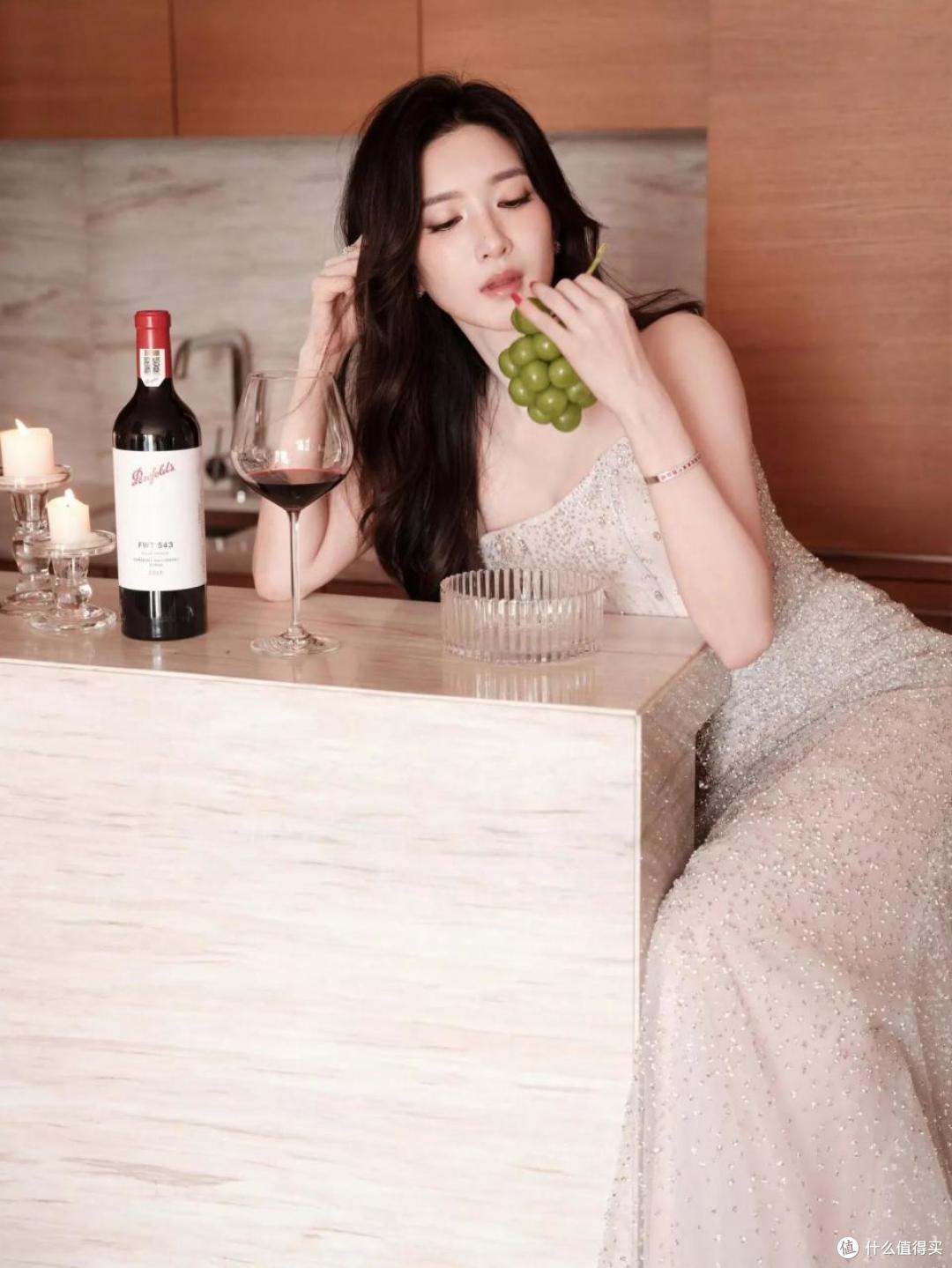 江疏影一袭银白色露肩鱼尾裙，好身材+会穿搭，高级感拉得满满的