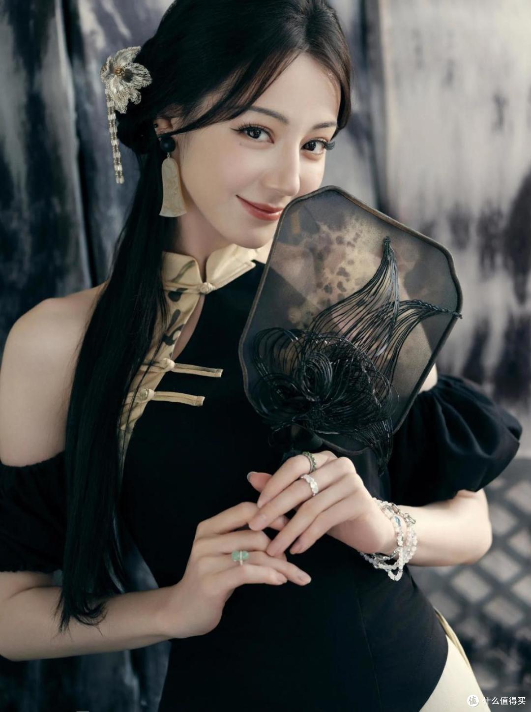 迪丽热巴身穿国风水墨露肩裙，颜值身材与穿搭品味齐飞，美到开挂