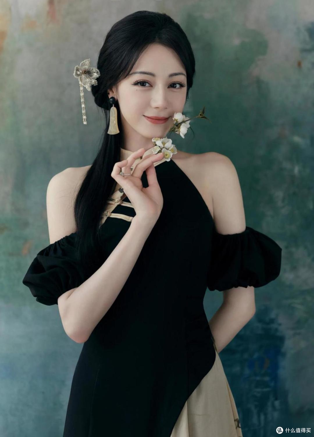 迪丽热巴身穿国风水墨露肩裙，颜值身材与穿搭品味齐飞，美到开挂