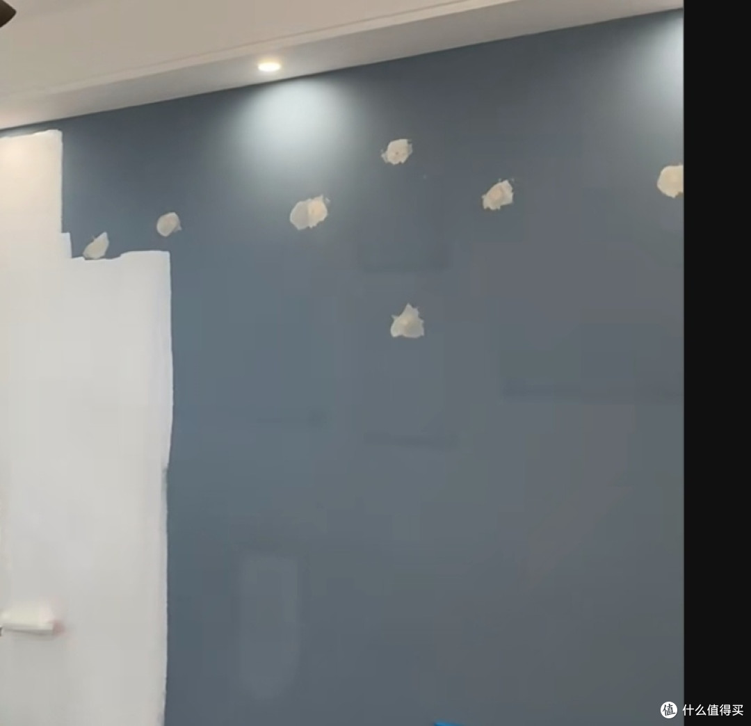 我把出租屋蓝色墙壁DIY成白色,过程超上头!