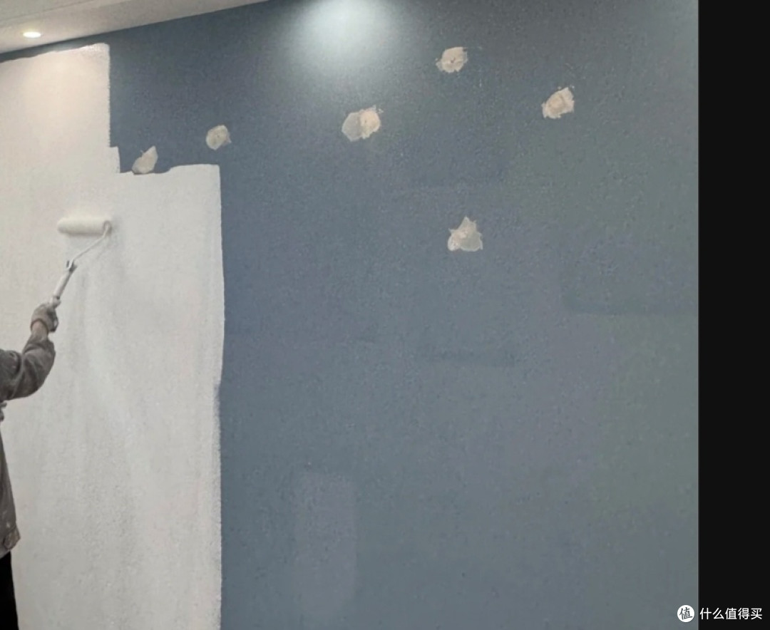 我把出租屋蓝色墙壁DIY成白色,过程超上头!