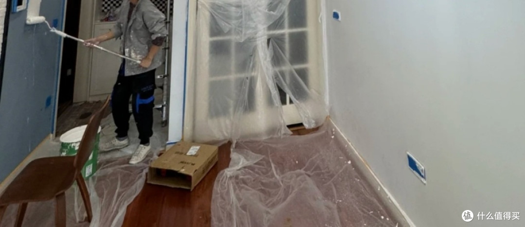 我把出租屋蓝色墙壁DIY成白色,过程超上头!