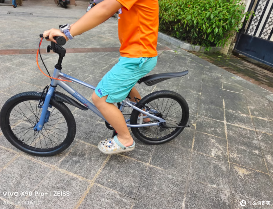 优贝旗舰店易骑儿童自行车表演车：孩子成长路上的最佳骑行伙伴
