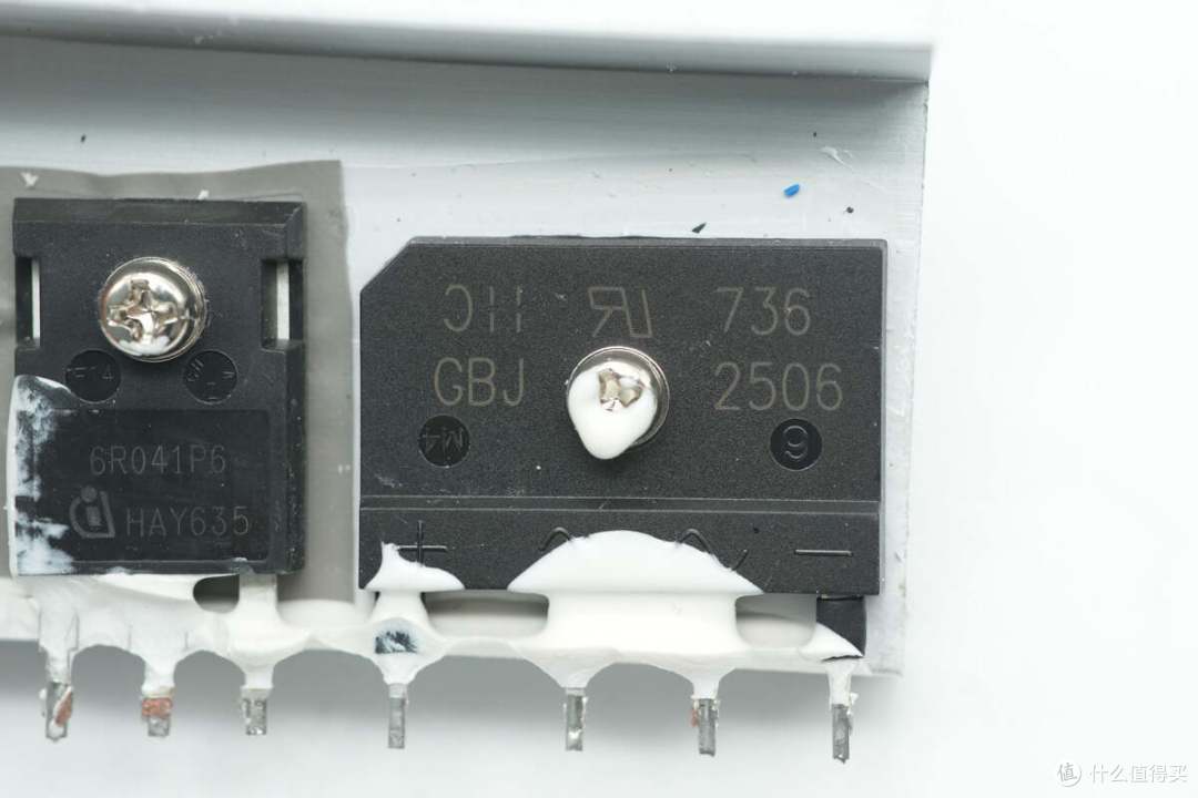 输出电流高达133A!比特大陆1600W算力电源拆解