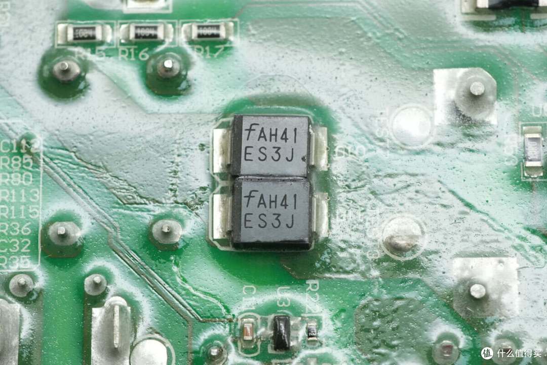 输出电流高达133A!比特大陆1600W算力电源拆解