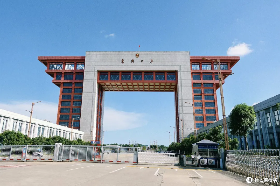 100块吃一天还有找、200块出国玩一趟,这座海边城市值得被安利!