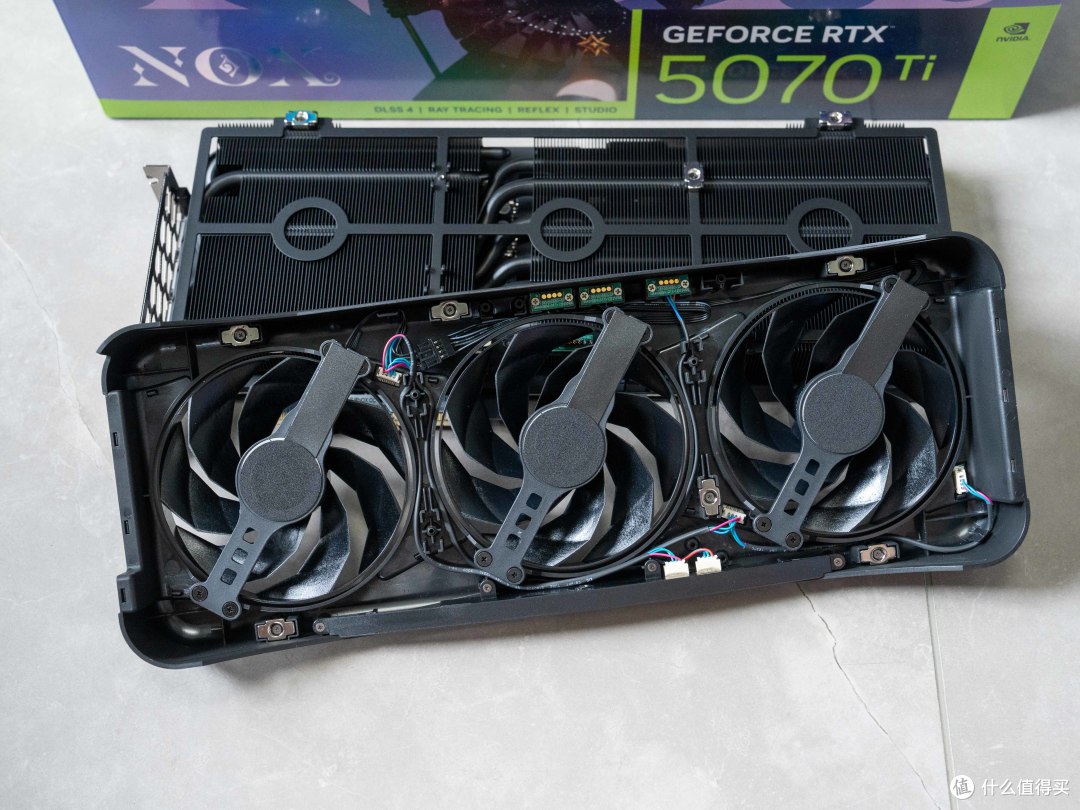 磁吸自由+纯黑美学:影驰RTX 5070 Ti 星曜 NOX OC显卡测评
