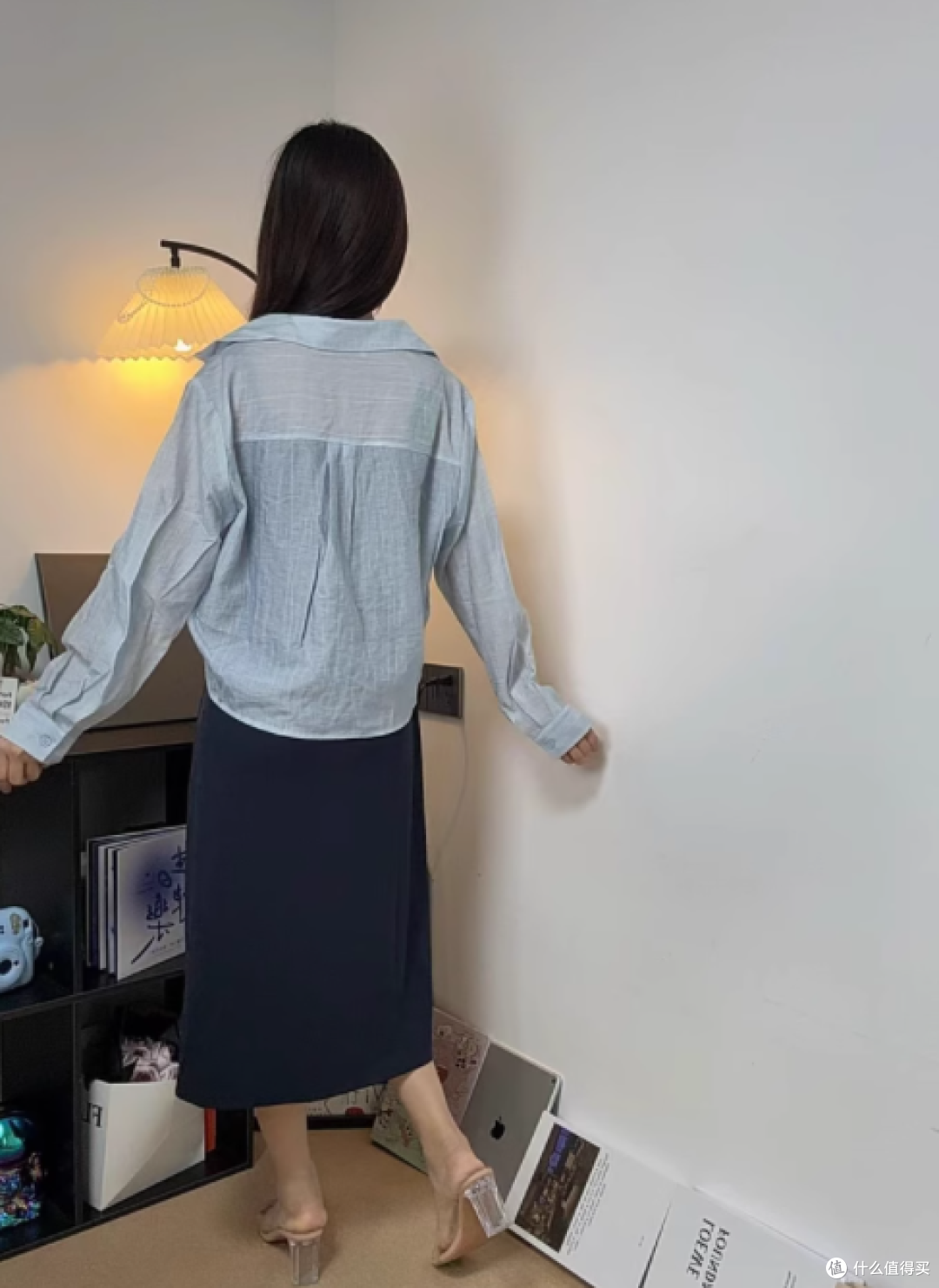 Ogonblick 北欧时刻浅蓝色防晒衬衫与藏青吊带裙两件套魅力解析