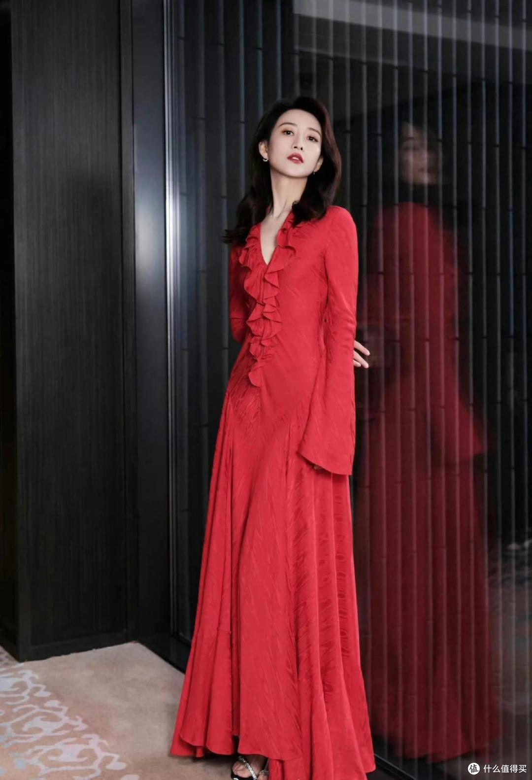 王鸥一袭正红色长裙，经典的深V设计，完美勾勒出她曼妙的身姿