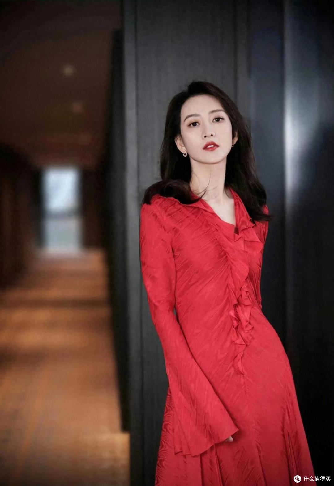 王鸥一袭正红色长裙，经典的深V设计，完美勾勒出她曼妙的身姿