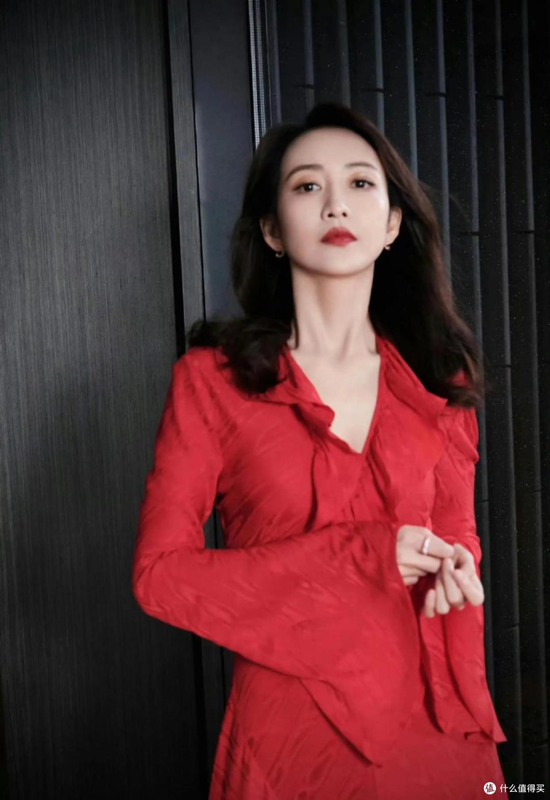 王鸥一袭正红色长裙，经典的深V设计，完美勾勒出她曼妙的身姿