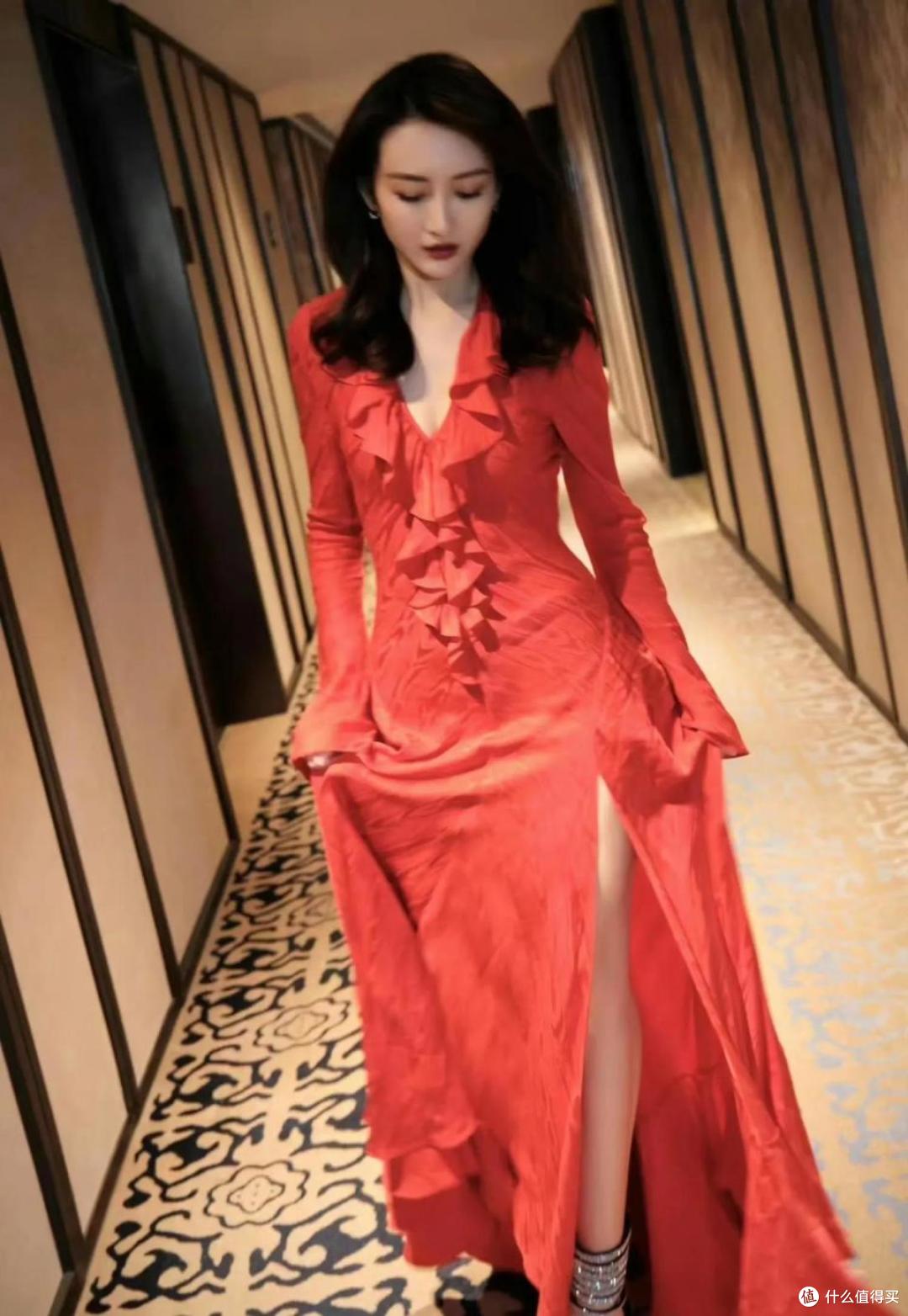 王鸥一袭正红色长裙，经典的深V设计，完美勾勒出她曼妙的身姿