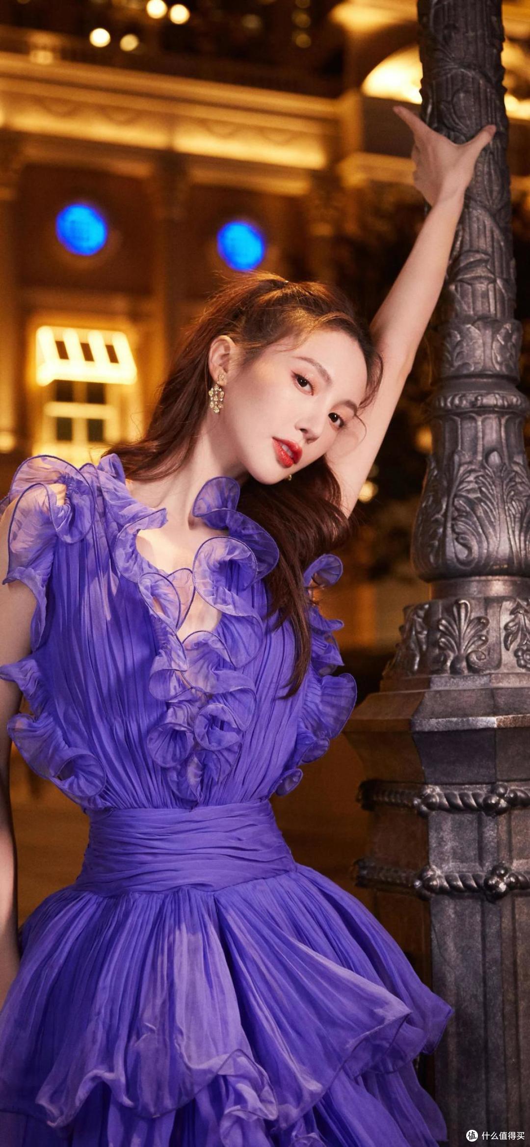 金晨身着紫色层叠纱裙,朦胧薄纱自带仙气,仿佛在逃公主走进现实