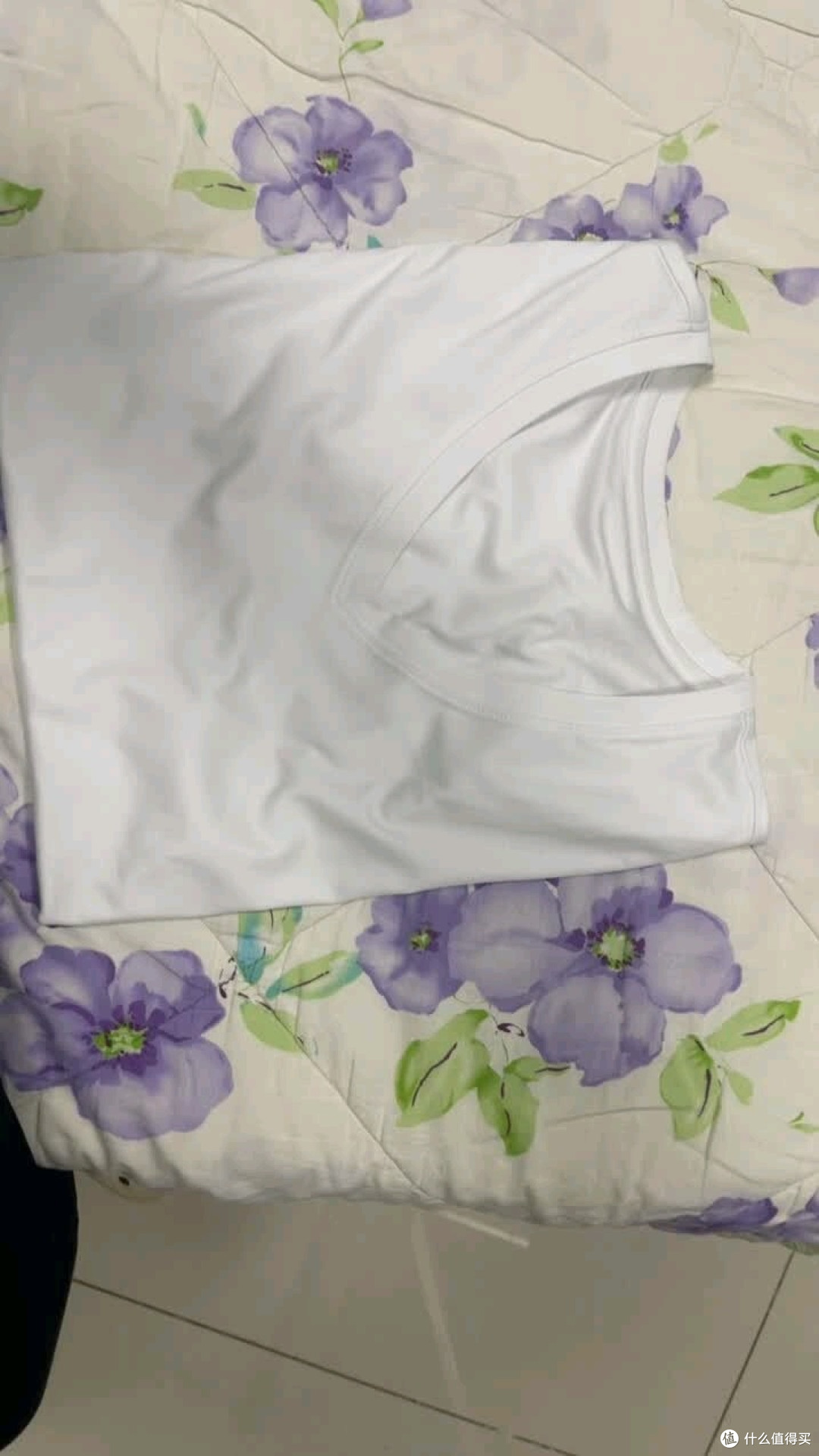 白色V领短袖,夏日休闲首选