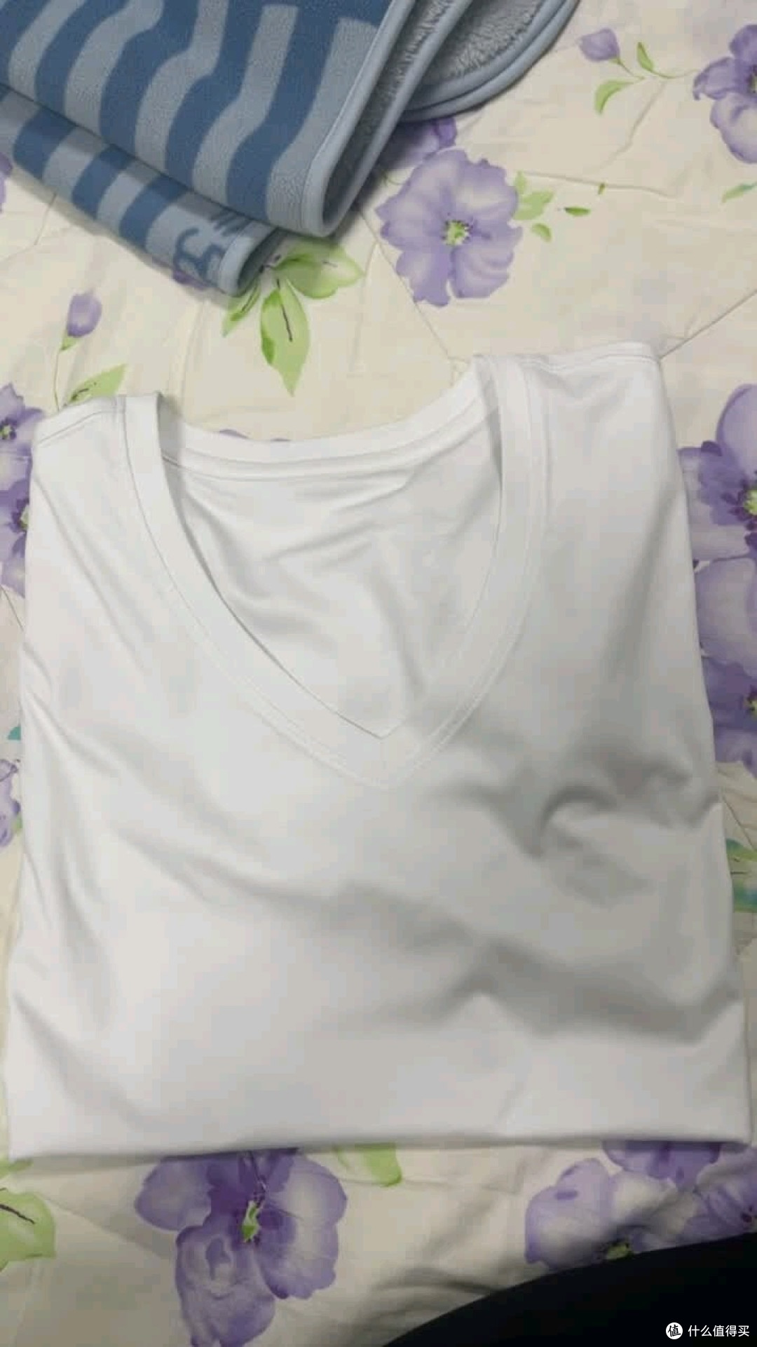白色V领短袖,夏日休闲首选