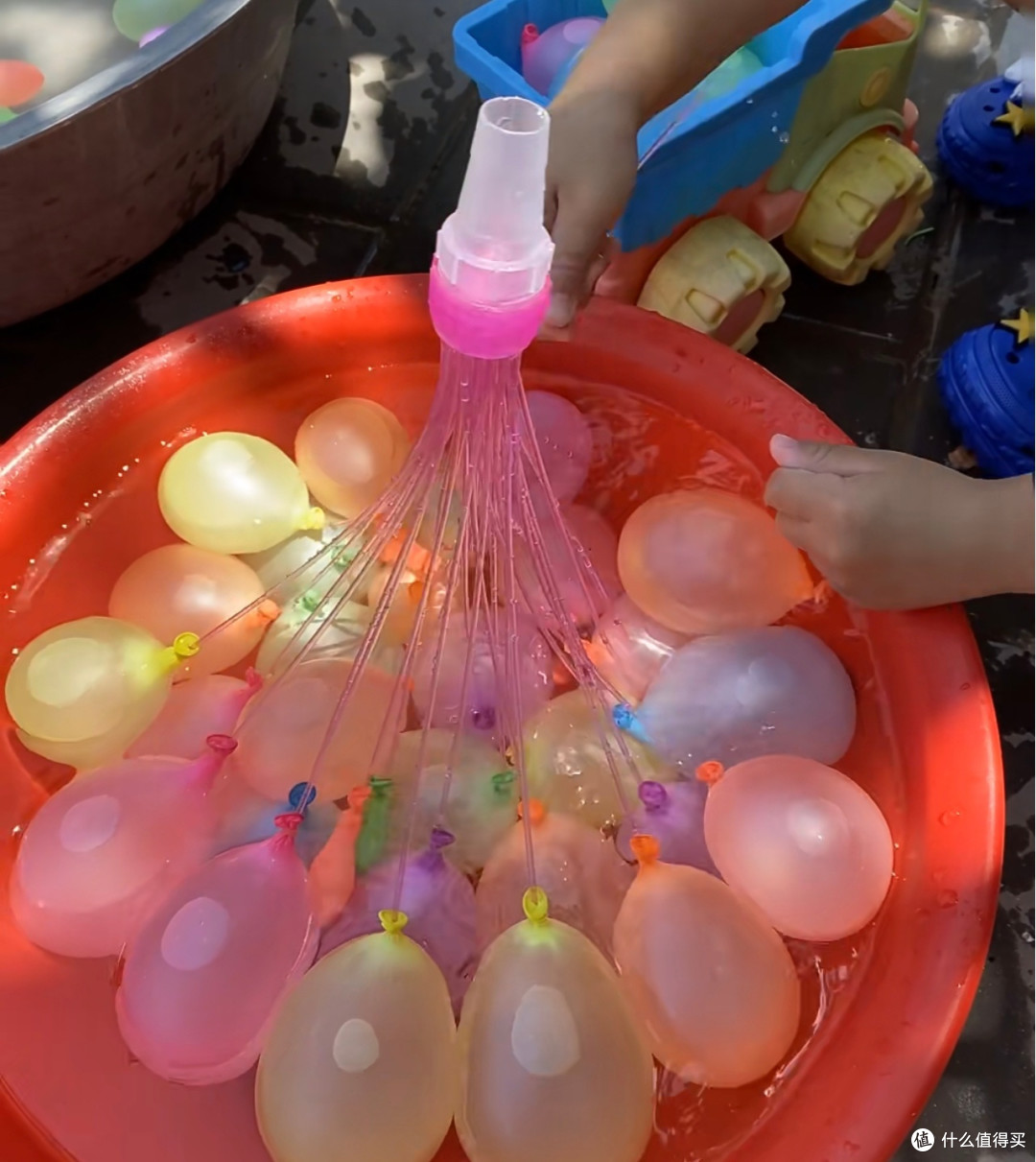 夏天玩水气球,孩子开心妈轻松