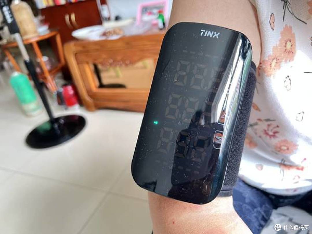 家用电子血压计怎么选?实测町石tinx臂式无距血压计