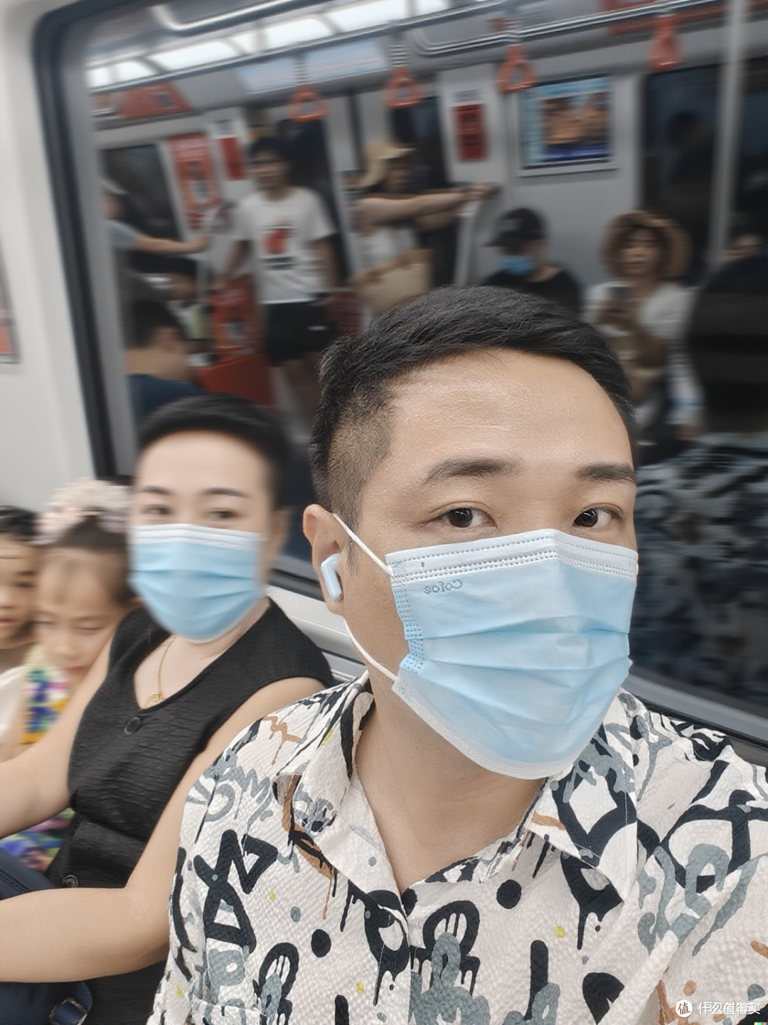 耳机一戴,噪音拜拜!地铁通勤,秒变包场自在~