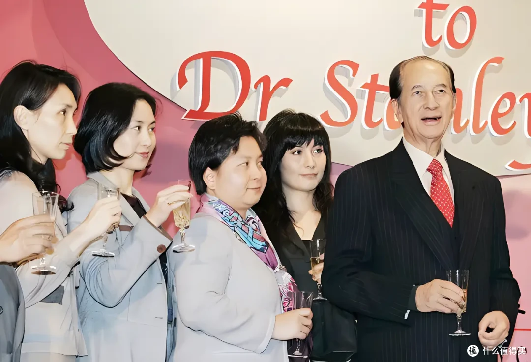 当年鲁豫去采访赌王四姨太时，撞了有钱人的车，不赔20万走不了