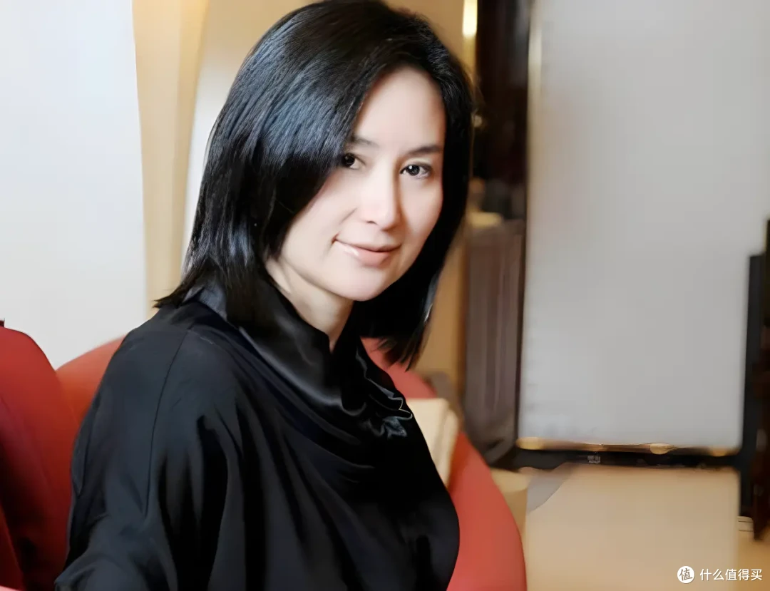 当年鲁豫去采访赌王四姨太时，撞了有钱人的车，不赔20万走不了