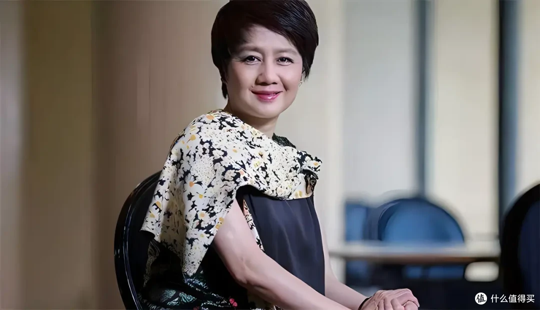 当年鲁豫去采访赌王四姨太时，撞了有钱人的车，不赔20万走不了