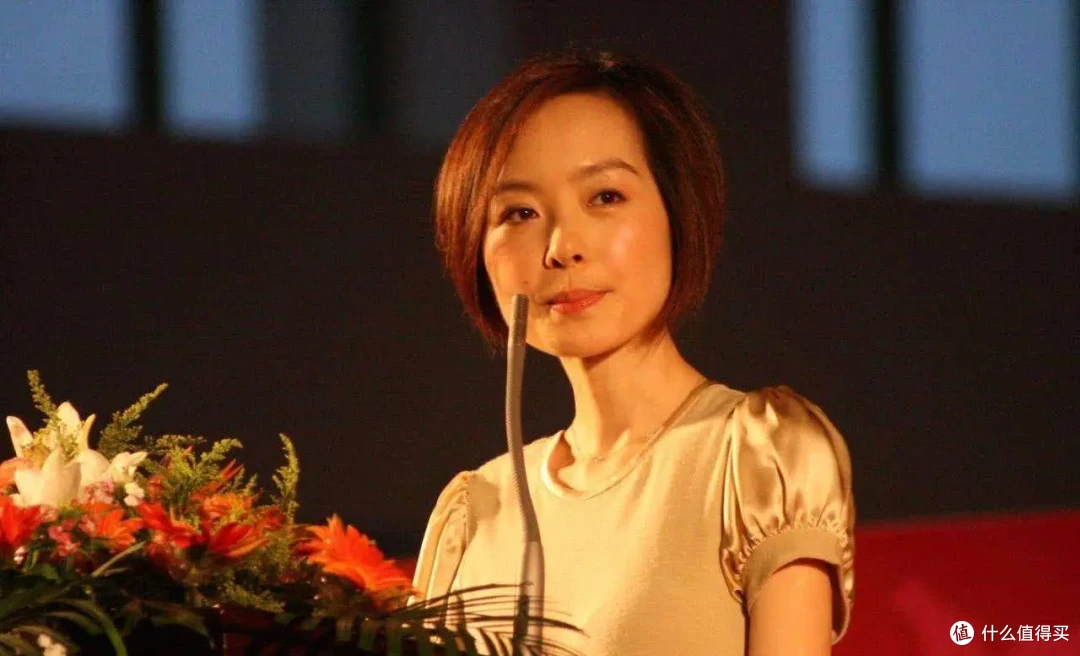 当年鲁豫去采访赌王四姨太时，撞了有钱人的车，不赔20万走不了
