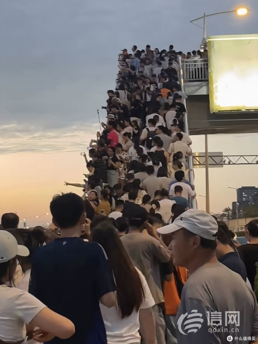 打卡青岛晚霞不用指定坐标 观城市美景何须非上天桥?