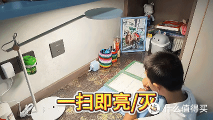孩子写作业总揉眼?试试书客 L1 全光谱台灯,护眼更养眼!