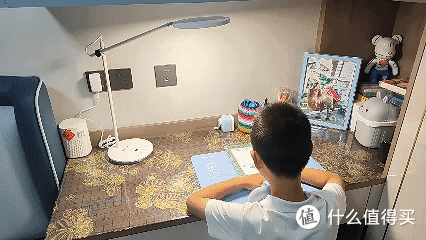 孩子写作业总揉眼?试试书客 L1 全光谱台灯,护眼更养眼!