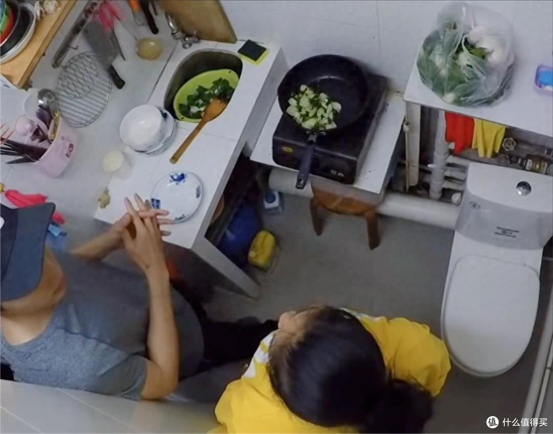 香港一单亲母女火了,蜗居5㎡小屋,连窗户都没有,一住就是十年