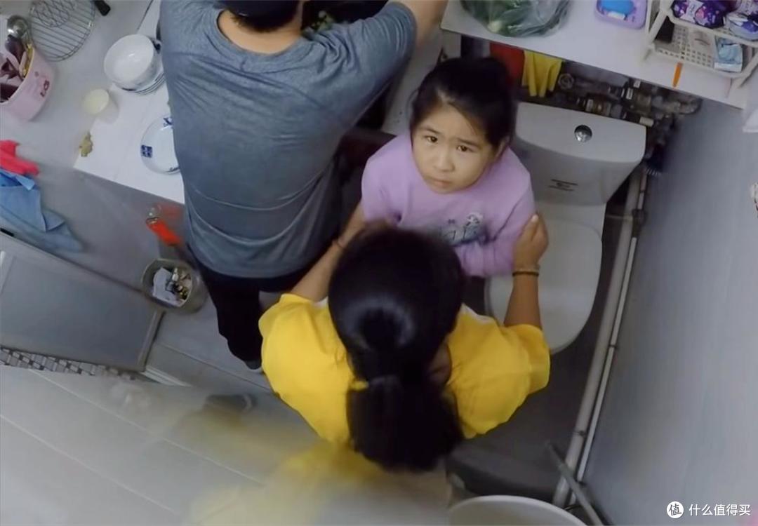 香港一单亲母女火了,蜗居5㎡小屋,连窗户都没有,一住就是十年