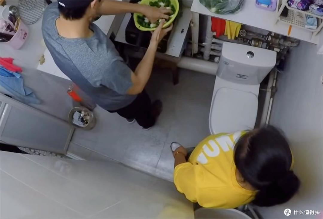 香港一单亲母女火了,蜗居5㎡小屋,连窗户都没有,一住就是十年