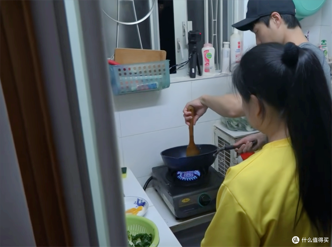 香港一单亲母女火了,蜗居5㎡小屋,连窗户都没有,一住就是十年