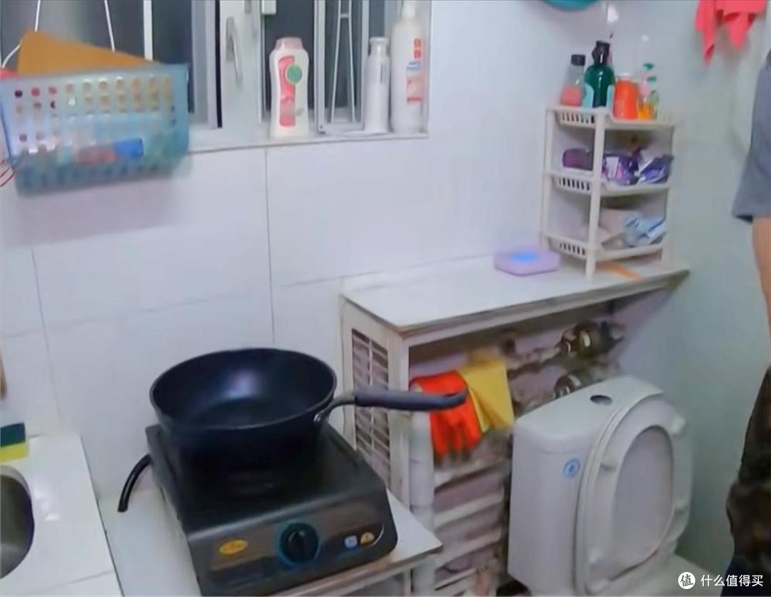 香港一单亲母女火了,蜗居5㎡小屋,连窗户都没有,一住就是十年