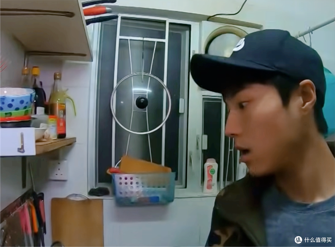 香港一单亲母女火了,蜗居5㎡小屋,连窗户都没有,一住就是十年