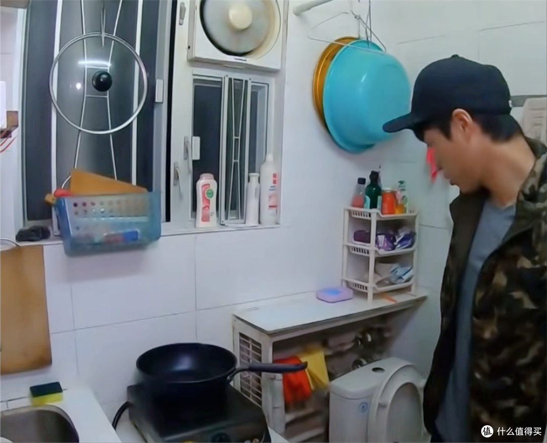 香港一单亲母女火了,蜗居5㎡小屋,连窗户都没有,一住就是十年