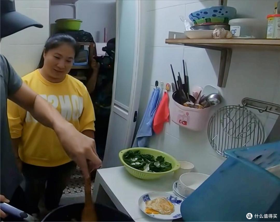 香港一单亲母女火了,蜗居5㎡小屋,连窗户都没有,一住就是十年