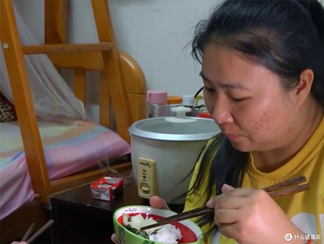 香港一单亲母女火了,蜗居5㎡小屋,连窗户都没有,一住就是十年