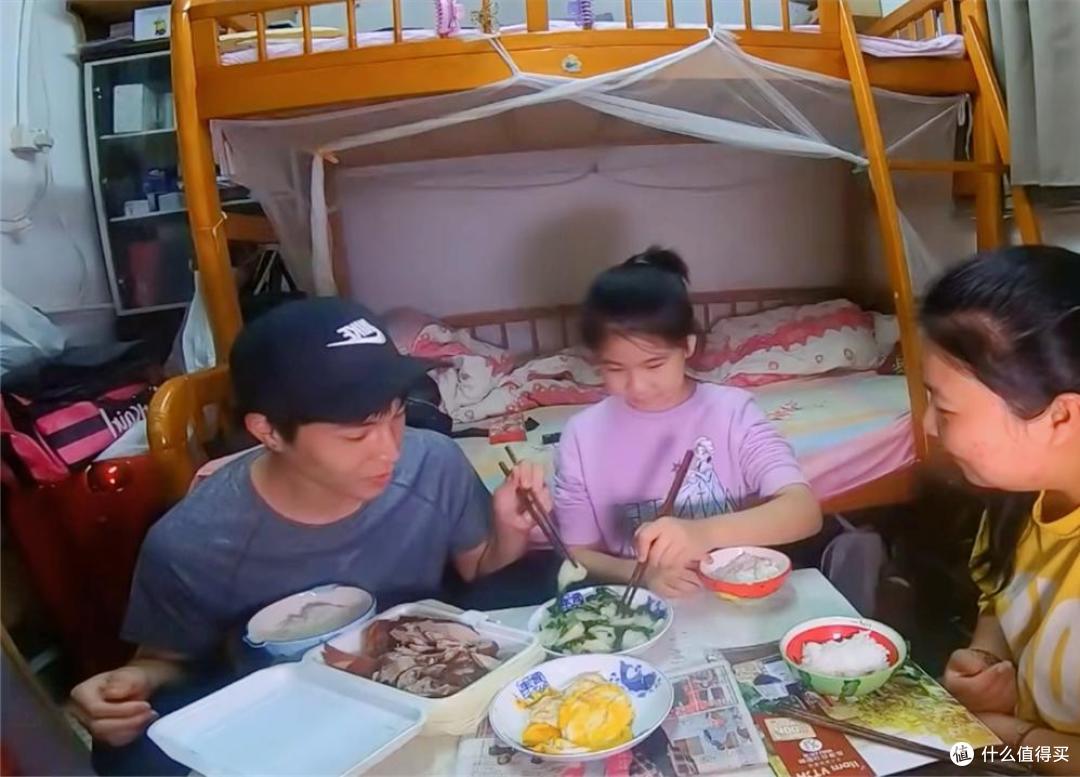 香港一单亲母女火了,蜗居5㎡小屋,连窗户都没有,一住就是十年